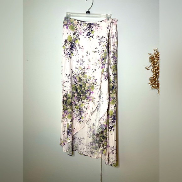 Love Stitch Dresses & Skirts - Beautiful wrap around flowing skirt by Love Stitch! Size Medium floral print